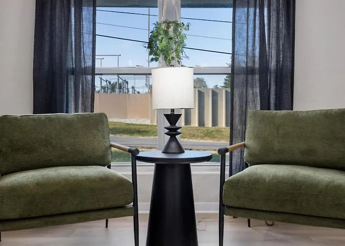 Hines Haven - Unit 2 - Perfect For Peoria